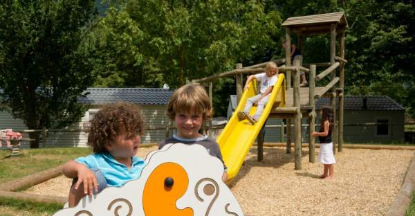 Groupe d'enfants en vacances au camping dans les Hautes Pyrénées