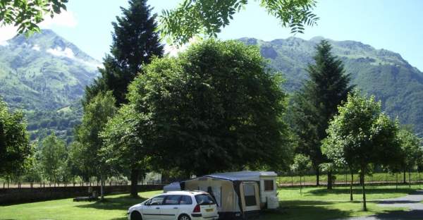 Terrain du camping le Hounta au coeur des montagnes des Pyrénées