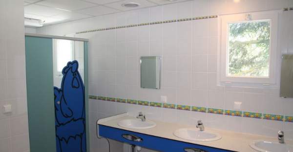 Intérieur du bloc sanitaire