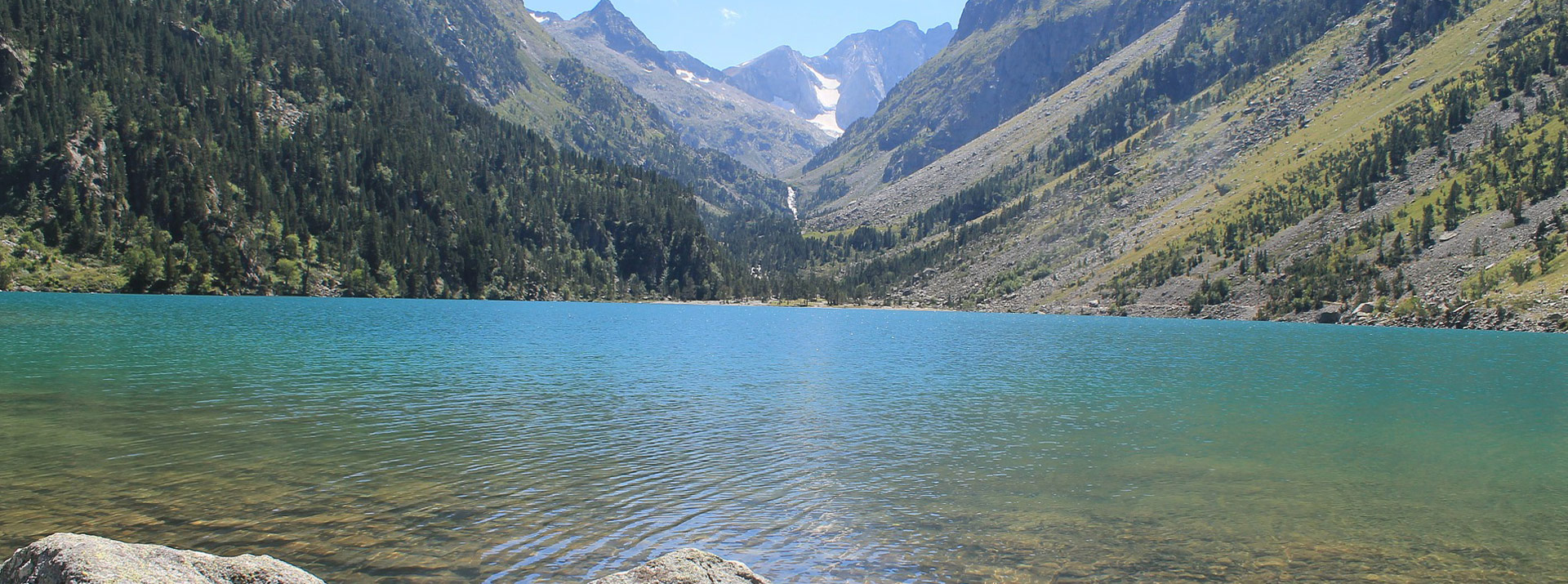 Lac dans la vallée d'Argelèz-Gazost en Hautes Pyrénées