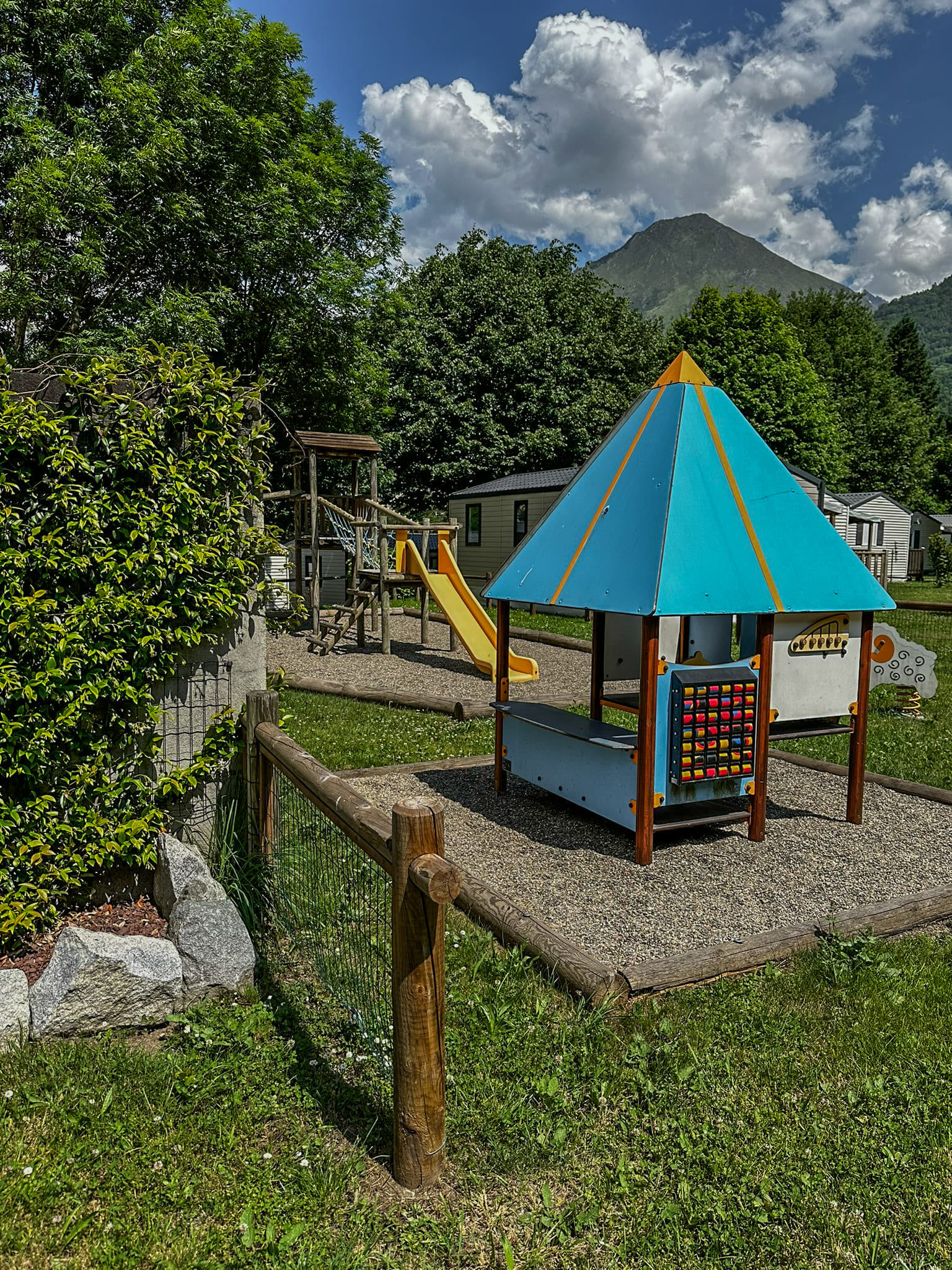 camping avec aire de jeux a luz saint sauveur