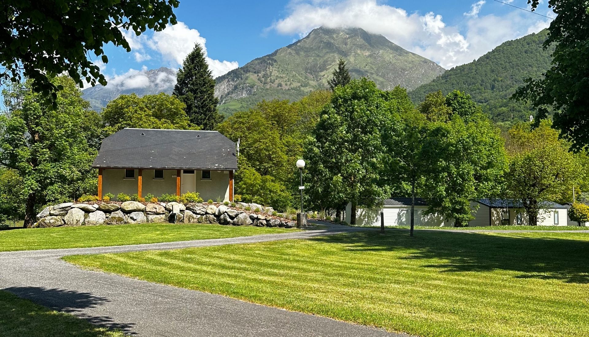 location emplacement camping car hautes pyrénées