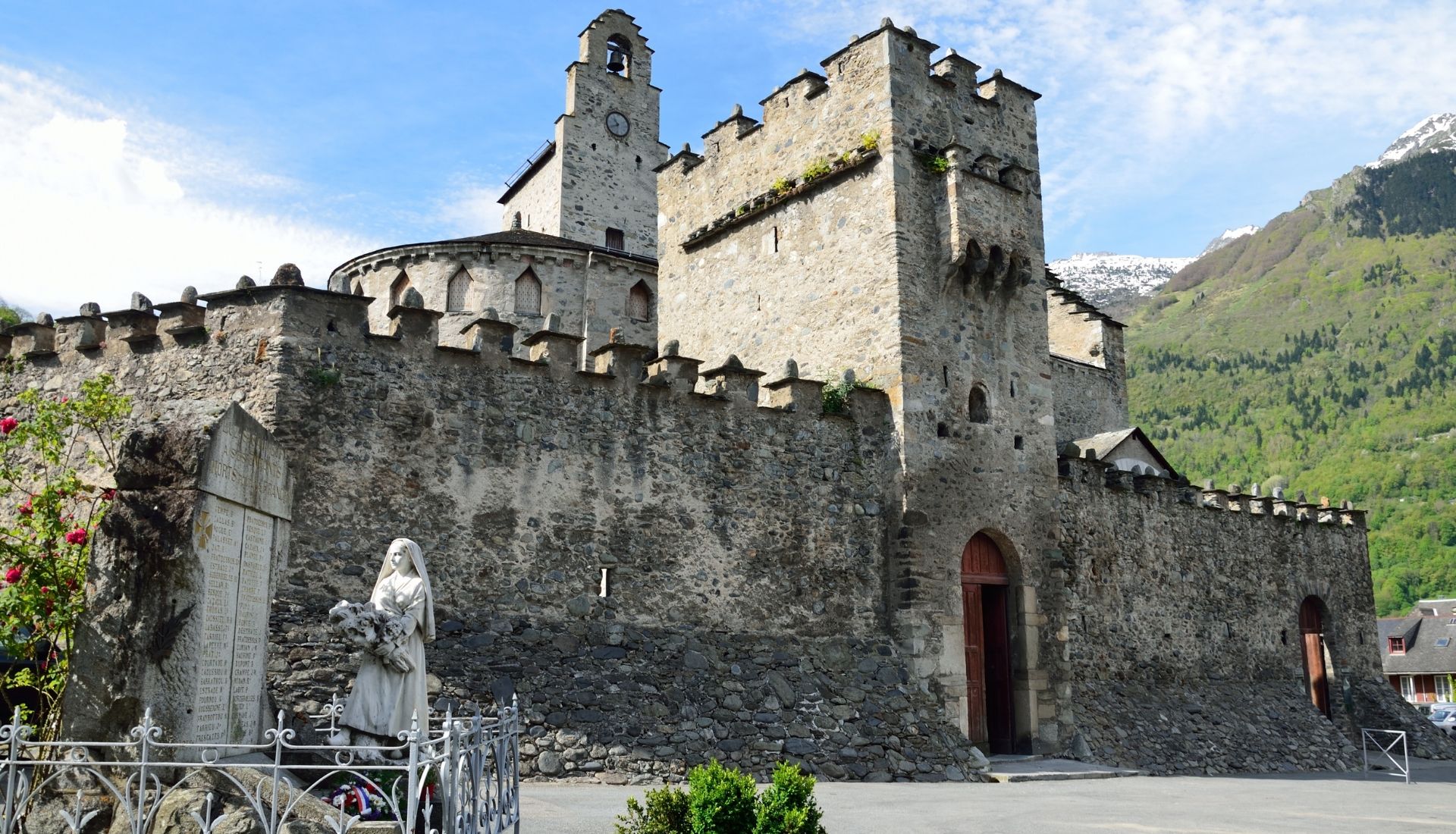chateau a luz saint sauveur